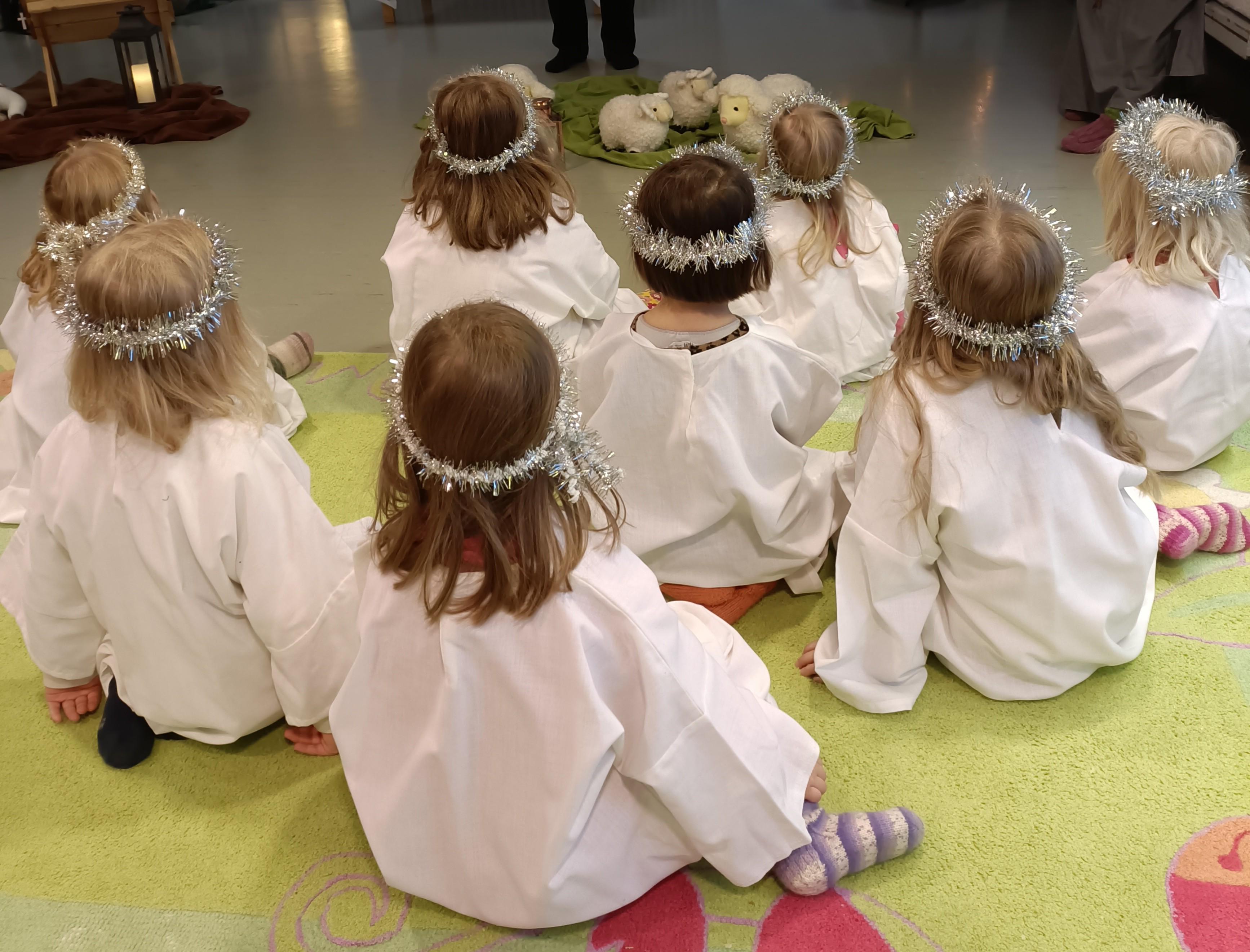 enkelin rooliasuun pukeutuneet päiväkotilapset kuvattuna Naarajärven lasten joulukirkossa
